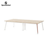 Table de conférence de direction en bois massif texturé, design moderne SpaceUnited, mobilier de bureau