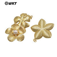 WT-P2077 Magnifique pendentif en laiton plaqué or et fleurs en perles artificielles pour cadeau d'amie, accessoires de bricolage