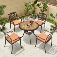 de mariage contemporaine italienne avec patio, chaises 4 places, balcon de luxe, petite table à manger ronde pour événements