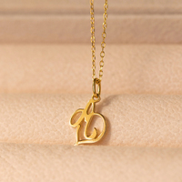 EMANCO Collier minimaliste chic avec initiale en forme de cœur, lettre manuscrite, chaîne à maillons en acier inoxydable doré/argenté, pour femme, idéal pour les soirées et la mode