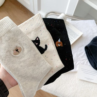 Chaussettes brodées de dessins animés pour femmes, en coton, douces pour la peau, confortables et douces, mi-mollet, élastiques et polyvalentes
