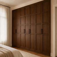 Armoire de chambre intégrée en noyer foncé sur mesure avec portes à battants à panneaux surélevés, placard en bois de style classique moderne