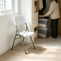 Chaise pliante en plastique populaire pour événements, avec structure robuste en acier, portable et dotée d'un trou de transport, idéale pour mariages, fêtes et banquets