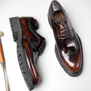 Chaussures habillées classiques pour hommes en cuir brun poli à la main, élégantes, associées à une chaîne en métal noir audacieuse pour hommes - Product Image 5