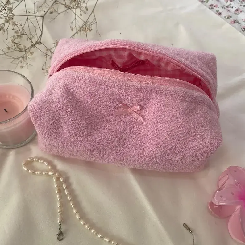 Estuche de belleza tostado de peluche suave, bolsas de maquillaje de rizo esponjoso, bolsa cosmética de decoración de lazo de flor de rubor rosa