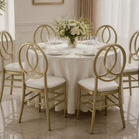 Chaise de banquet empilable rembourrée avec dossier ovale en treillis et structure métallique or/argent pour hôtels, mariages, restaurants et événements