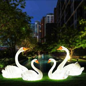 Sculptures de cygnes illuminées grandeur nature, statue d'animal en résine, motif de décoration de Noël à vendre - Product Image 1