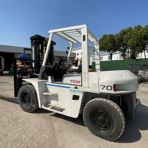 Montacargas TCM FD70Z8 de fábrica con motor Isuzu, horquillas laterales con cilindro y accesorios para manejo de materiales, disponibles en stock. - Product Image 3