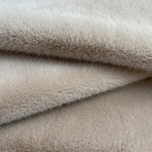 100% Polyester <span class=keywords><strong>fausse</strong></span> <span class=keywords><strong>fourrure</strong></span> vison lapin <span class=keywords><strong>fourrure</strong></span> tissu en peluche tissu épais pour vêtements <span class=keywords><strong>haut</strong></span> <span class=keywords><strong>de</strong></span> <span class=keywords><strong>gamme</strong></span> femmes en peluche manteau <span class=keywords><strong>fourrure</strong></span> tissu personnalisé - Product Image 2