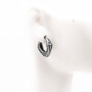 Pendientes de Aro de Acero Inoxidable 316L, Pendientes Huggie con Diseño Geométrico Hexagonal Tallado, Tono Plateado, Estilo Minimalista Urbano - Product Image 4