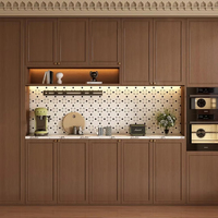 Buffet moderne traditionnel avec étagères de rangement, tiroirs et paniers pour salle à manger et cave à vin