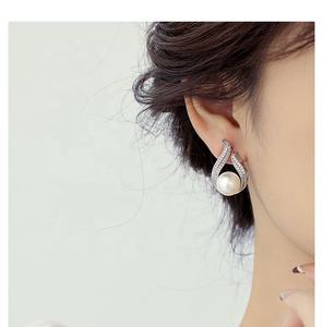 Nouvelles boucles d'oreilles à clous élégantes et luxueuses en cuivre plaqué or 2025, serties de zircon et de perles, design géométrique triangulaire pour femmes - Product Image 5