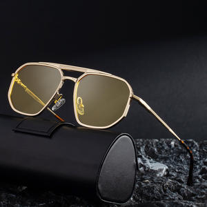 Gafas de Sol KSL-98345 para Hombre, Montura Cuadrada de Metal, Lentes de PC con Protección UV400, Protección Solar Clase 2 para Conducir, Montura Negra - Product Image 1