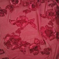 Tissu brodé en maille noire avec fleur beige, tissu en ruban à fleurs d'hibiscus 3D pour robe de femme, robe de mariée