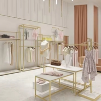 Ensemble de tables d'appoint gigognes et présentoir à vêtements doré pour aménagement de boutique