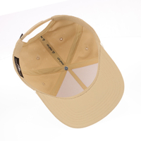 Gorra de Pesca Personalizada de 5 Paneles con Cordón, Tejido Micro Pique de Alto Rendimiento, Color Caqui Claro, Bordado Plano, Estructurada, Visera Curva, Cierre a Presión