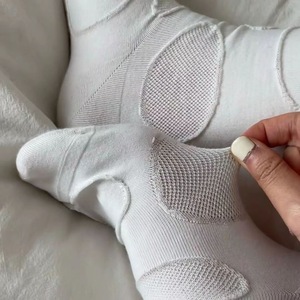 Calcetines blancos hasta media pantorrilla para mujer, transpirables, absorbentes del sudor, resistentes al olor, diseño de luna llena y estrellas, talla juvenil W3270 - Product Image 2