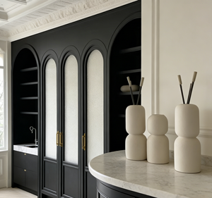 Armoire de luxe noire mate - Panneau arqué et verre dépoli, éclairage LED, zone de toilette intégrée pour un dressing moderne - Product Image 3