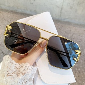 Gafas de sol rectangulares unisex con montura completa UV400, protección solar a la moda, montura decorativa con estampado de leopardo para adultos - Product Image 1