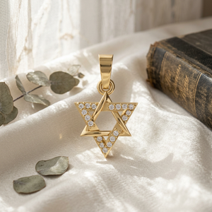 Collier Pendentif Talisman Hexagramme Zirconium Pavé Designer, Bijou Minimaliste Plaqué Or avec Breloque Étoile de David - Product Image 1