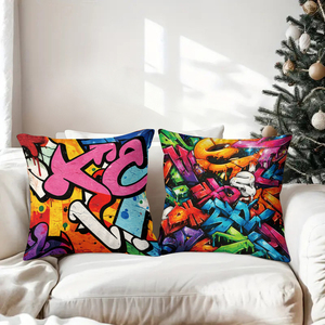 Canlı grafiti tarzı yastıklar, rahat oturma odası dekoruna cesur bir kentsel sanat katıyor. - Product Image 3