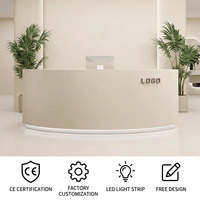 Bureau de réception incurvé de style crème moderne avec éclairage LED et personnalisation de la marque pour salon de beauté, bureau, hôtel, hôpital et école