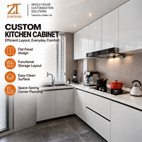 Cuisine minimaliste blanche avec armoires d'angle sur mesure, portes laquées brillantes et rangements intégrés pour les intérieurs de maisons modernes