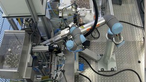 Bras robotisé collaboratif Universal Robot UR10e avec pince robotique Onrobot RG6 et vision intelligente Balluff pour l'assemblage et l'entretien des machines - Product Image 2