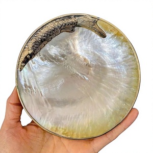 Assiette en nacre faite à la main, coquille naturelle, design moderne, plaqué argent, plat de service écologique pour la décoration intérieure et la salle à manger - Product Image 1