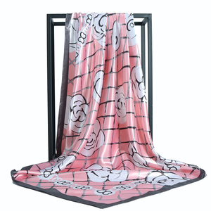 Bufanda pequeña cuadrada de diseñador Hermosos fabricantes de gansos y gatos de campo Doble cara con pañuelos impresos Seda - Product Image 1