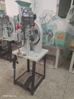 Machine à œillets semi-automatique