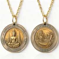 Collier pendentif circulaire plaqué or en bronze, avec médaille bouddhiste souvenir de temple thaïlandais, scène de bateau en relief