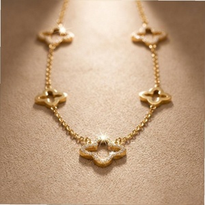 Chaînes en acier inoxydable plaqué or PVD 18K avec pendentif trèfle ajouré et fleur pavée de zircone cubique, bijoux porte-bonheur tendance, vente en gros - Product Image 2