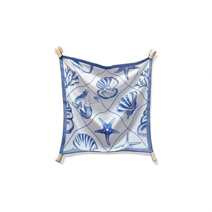 Foulard quadrato piccolo con conchiglie oceaniche 70x70 cm, accessorio moda da donna - Product Image 1