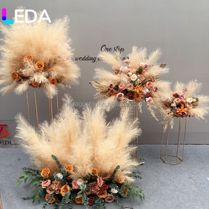 LEDA Arreglo Floral Artificial Colgante Estilo Otoñal, Rosas de Seda y Pampas, Decoración Floral para Pasillo de Boda, Efecto Desgarrado - Product Image 2