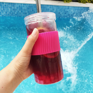 Vente en gros de bocal en verre à large ouverture en borosilicate avec manchon en silicone Tasses à thé Boba réutilisables avec couvercle et paille - Product Image 1