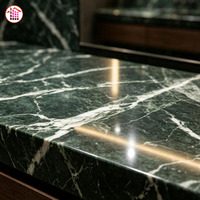 Dalle de marbre vert naturel de qualité supérieure, fabrication sur mesure avec des veines blanches pour comptoir de salle de bain, revêtement mural intérieur