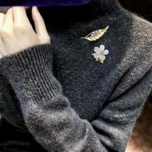 Broche de Perlas de Agua Dulce Naturales de Alta Gama, Elegante y Exquisito, con Flores Talladas en Madreperla, Complementa Trajes Cheongsam - Product Image 4