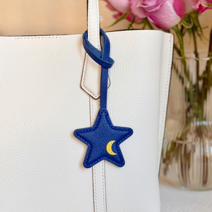 YY Colgante de Piel Sintética con Estrella y Luna, Amuleto Celestial para Bolso, Accesorio Azul para Cartera - Product Image 1