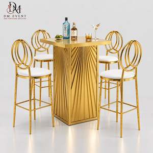 Mesa de Cóctel Cuadrada Personalizada de Acero Inoxidable Dorado con Patrón de Abanico y Cubierta de Vidrio Templado Espejado para Recepciones de Boda - Product Image 1