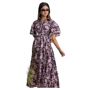 Robe noire et rouge avec passepoil blanc pour femme, à manches à volants, détail col et ourlet évasé, pour un style décontracté et élégant. - Product Image 1