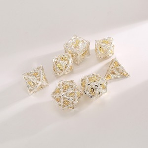 Lot de 7 dés polyédriques creux en métal gravé en laiton (D4-D20) pour jeux de table D&D et RPG – Vente Flash - Product Image 2