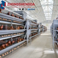 Bâtiment d'élevage d'œufs isolé en structure acier préfabriquée, avec cages superposées, allées de collecte d'œufs et ventilateurs de ventilation