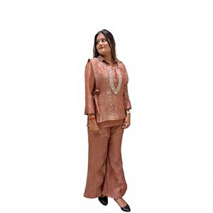 ESTA TEMPORADA DE FESTIVALES, PRUEBA NUESTRO CONJUNTO DE CAMISA Y PANTALÓN DE DISEÑO CON BORRACHERA DE TELA BORDADA A MANO - Product Image 1