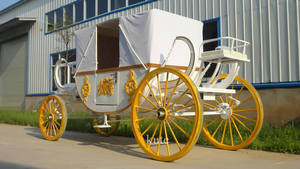 Trouvez une calèche électrique similaire à une calèche royale de mariage pour la vente, idéale pour les visites touristiques et les transports spéciaux - Product Image 6