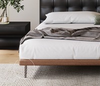 Cadre de lit plateforme carré capitonné en cuir, style moderne du milieu du siècle, base en bois de noyer, pieds métalliques coniques, sans sommier, taille personnalisée, OEM