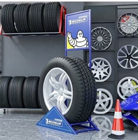 Pneus de voiture personnalisables. Base de support pour pneu unique, adaptée aux supports de pneus de moto détachables et aux présentoirs métalliques pour roues.