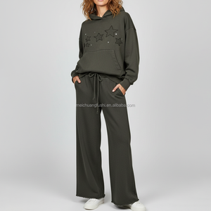 Tuta da donna personalizzata con patch a stella e strappi, lavaggio effetto invecchiato, composta da felpa con cappuccio e pantaloni jogger - Product Image 1