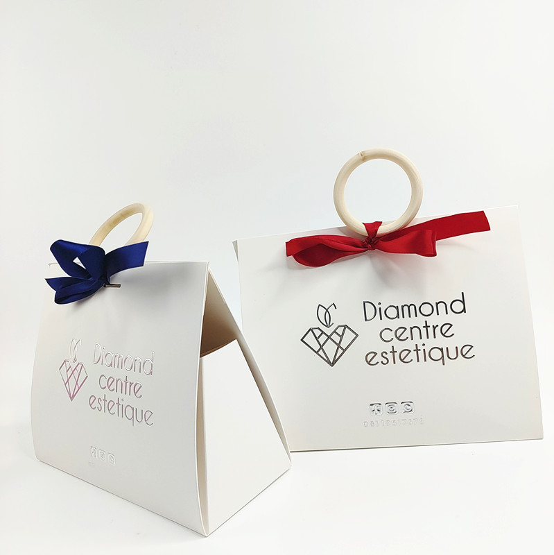 Folding gift bag with wooden handle