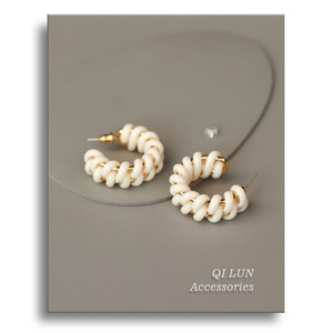 Pendientes de Aro Abiertos Versátiles de Cuatro Colores para Mujer, Accesorios de Moda para Viajar al Trabajo, Aleación, para Fiestas - Product Image 1